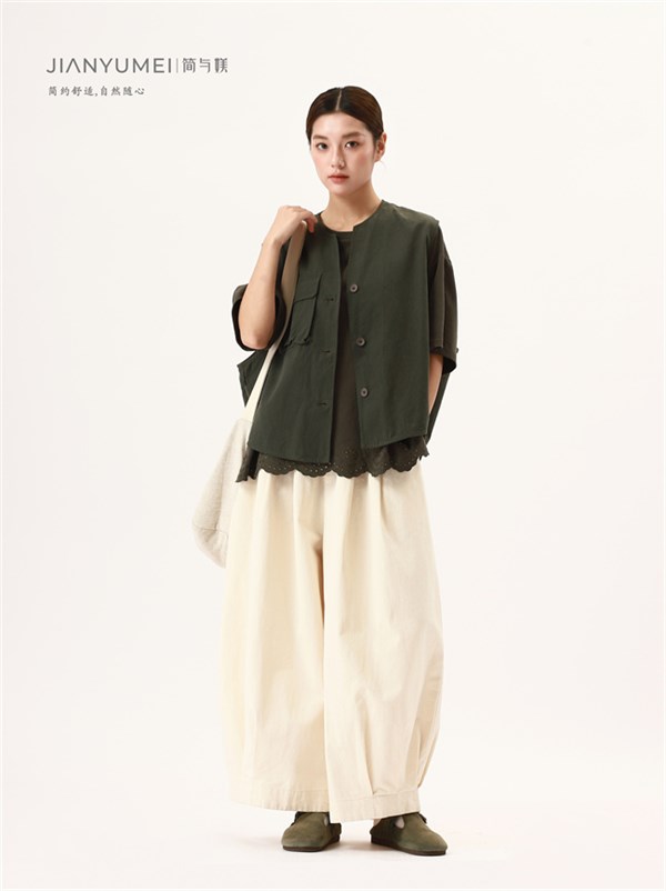 自然为底，休闲为笔，时尚成画——简与媄马甲的穿搭哲学