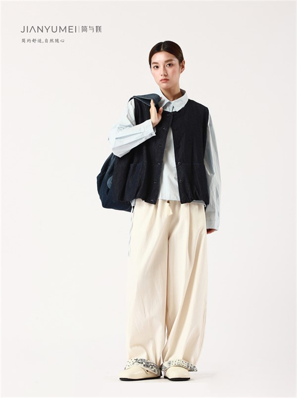 自然为底，休闲为笔，时尚成画——简与媄马甲的穿搭哲学