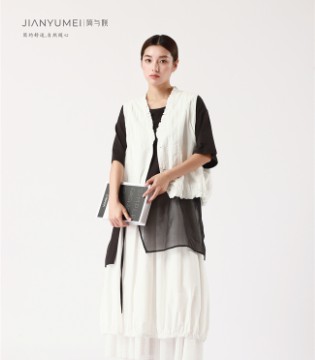 自然为底，休闲为笔，时尚成画——简与媄马甲的穿搭哲学