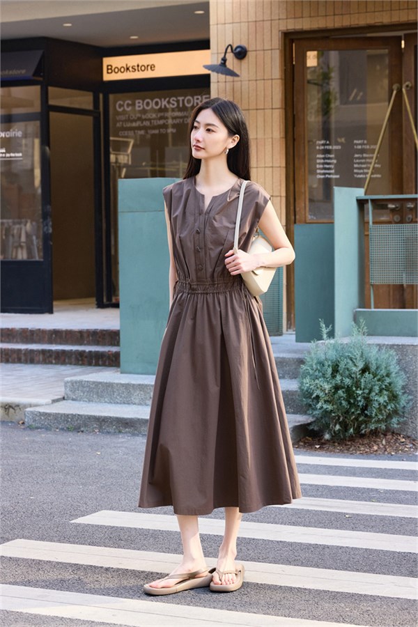 婕依妮裙子：邂逅优雅浪漫，邂逅简约通勤里的自然舒适