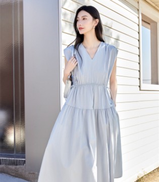 婕依妮裙子：邂逅优雅浪漫，邂逅简约通勤里的自然舒适