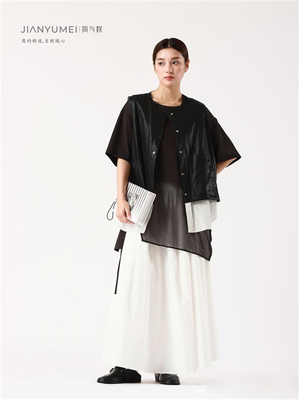 蓝白交响曲：简与媄别致小衫+条纹双层裙，穿出春日的呼吸感