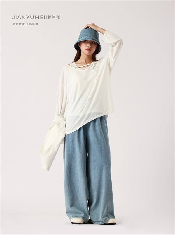 蓝白交响曲：简与媄别致小衫+条纹双层裙，穿出春日的呼吸感