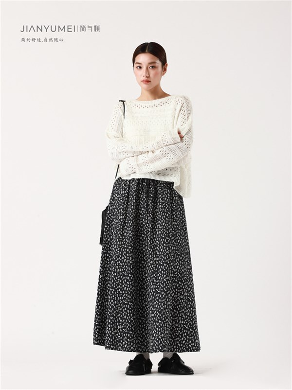 蓝白交响曲：简与媄别致小衫+条纹双层裙，穿出春日的呼吸感