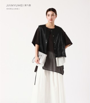 蓝白交响曲：简与媄别致小衫+条纹双层裙，穿出春日的呼吸感