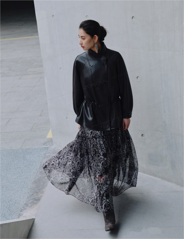 佐色早春衣橱‘三重奏’：系带针织撩人于无形，风衣走路带风，皮衣贵气不张扬