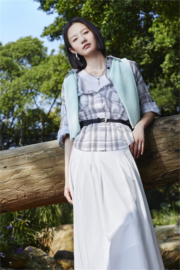 百图春日序曲：复古格子衬衫的雅韵，通勤白衬衫的纯粹，条纹毛衣的慵懒