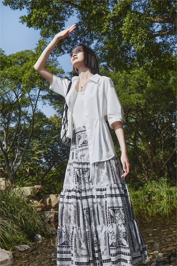 百图春日序曲：复古格子衬衫的雅韵，通勤白衬衫的纯粹，条纹毛衣的慵懒