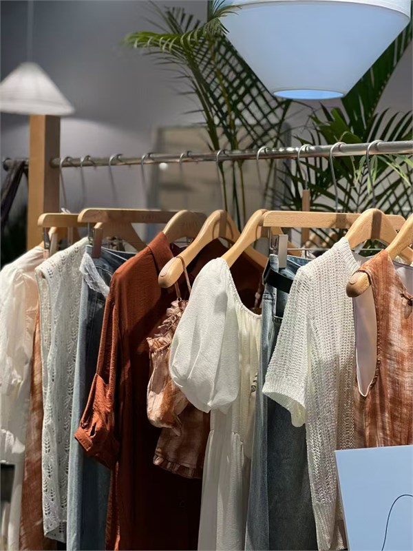 薇薇希VIVIS｜以衣为媒，唤醒现代女性的自由美学灵魂