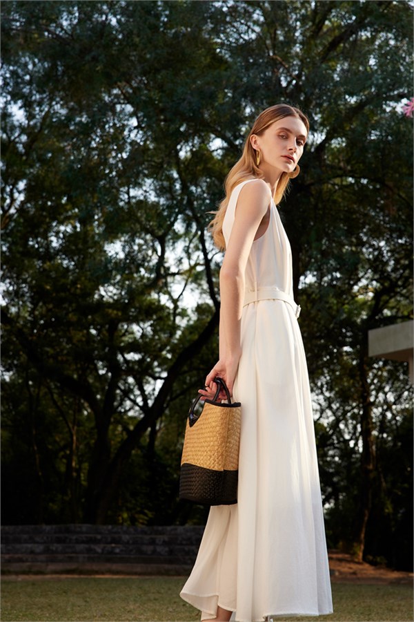卡蔓(CARMEN)白色连衣裙：以松弛之名，邂逅海岛的慵懒诗篇