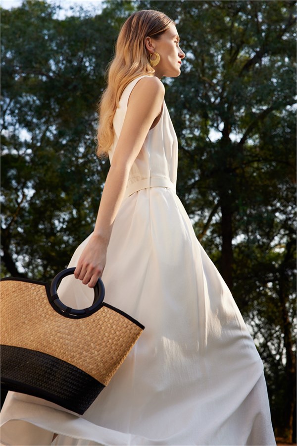 卡蔓(CARMEN)白色连衣裙：以松弛之名，邂逅海岛的慵懒诗篇