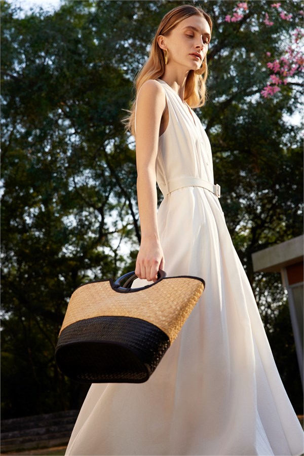 卡蔓(CARMEN)白色连衣裙：以松弛之名，邂逅海岛的慵懒诗篇