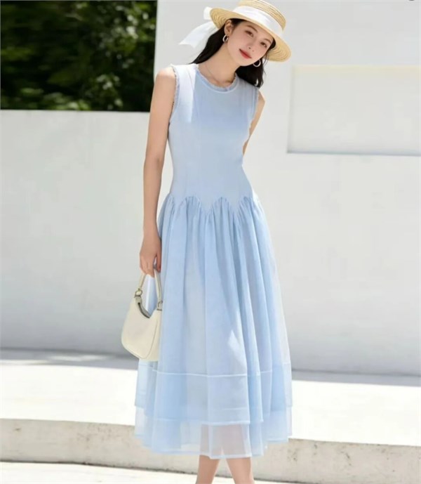 爱依莲无袖收腰纱裙：用一件裙子，解锁春夏的美好