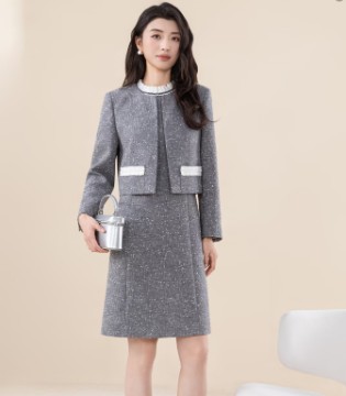 诗梦女装 SHIMENG｜灰韵漫染，静遇春深——以柔克刚的通勤美学