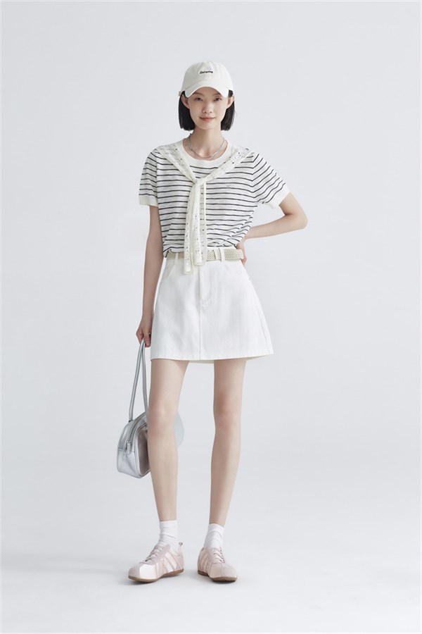 百图女装：引领春日潮流，演绎多元时尚新风尚