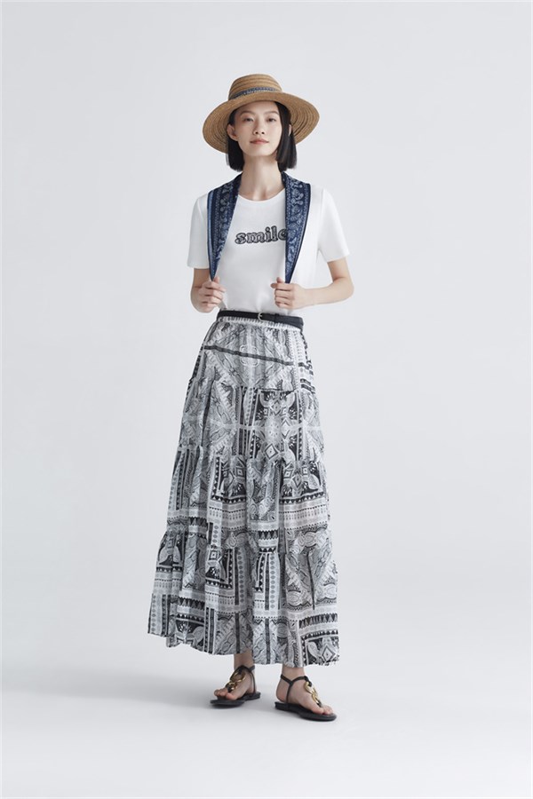 百图女装：引领春日潮流，演绎多元时尚新风尚