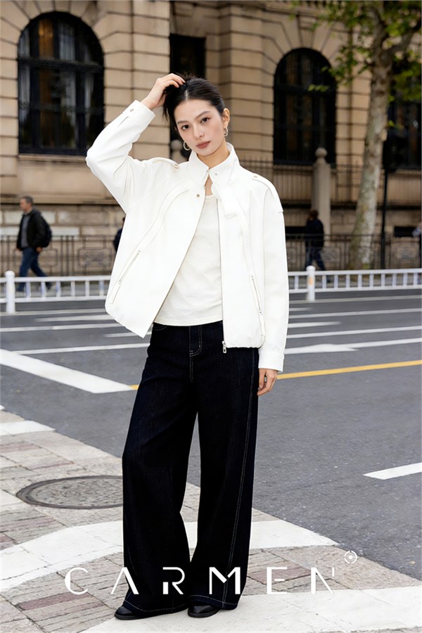 卡蔓女装：米白飞行夹克，解锁春日自由新风尚