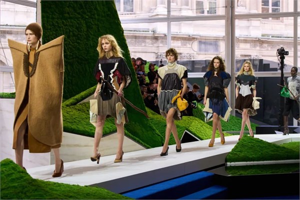 路易威登：挣脱算法枷锁，奔赴“超凡自然”之境