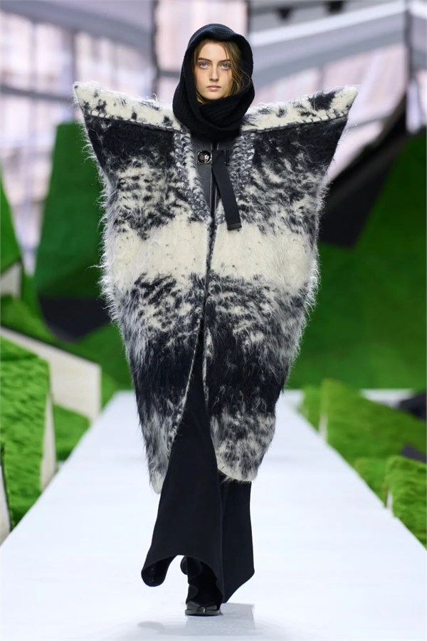 路易威登：挣脱算法枷锁，奔赴“超凡自然”之境