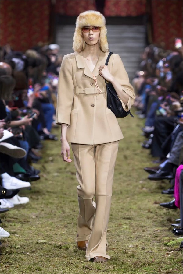 领一本Miu Miu场刊：邂逅新极简主义里的渺小与宏大