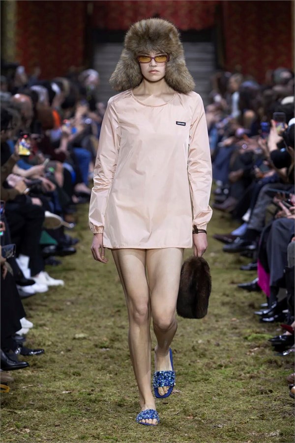 领一本Miu Miu场刊：邂逅新极简主义里的渺小与宏大