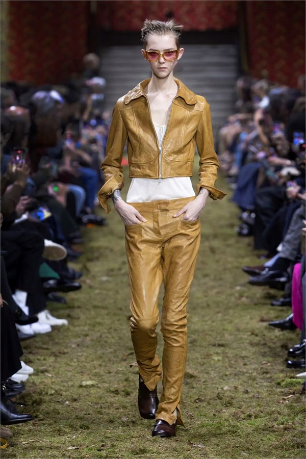 领一本Miu Miu场刊：邂逅新极简主义里的渺小与宏大