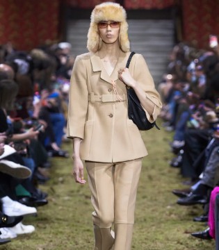 领一本Miu Miu场刊：邂逅新极简主义里的渺小与宏大