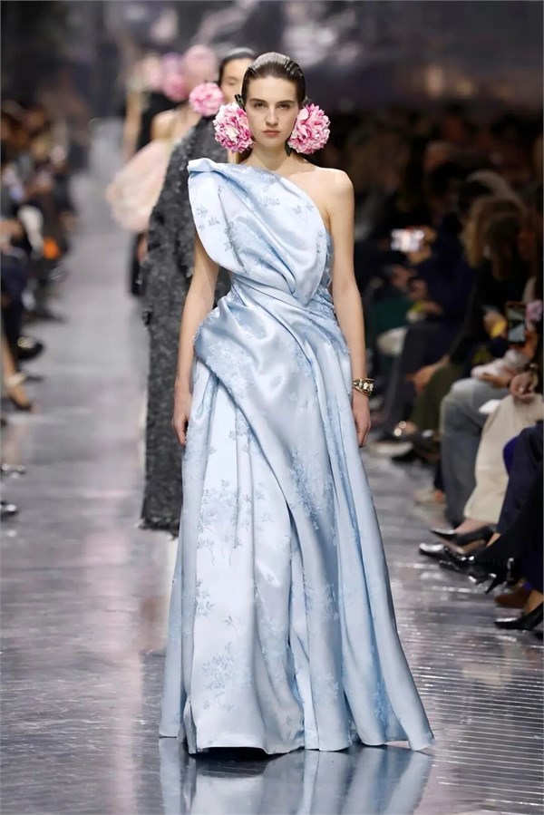 当高定挣脱物理枷锁：2026春夏系列以数字与解构重塑奢侈基因