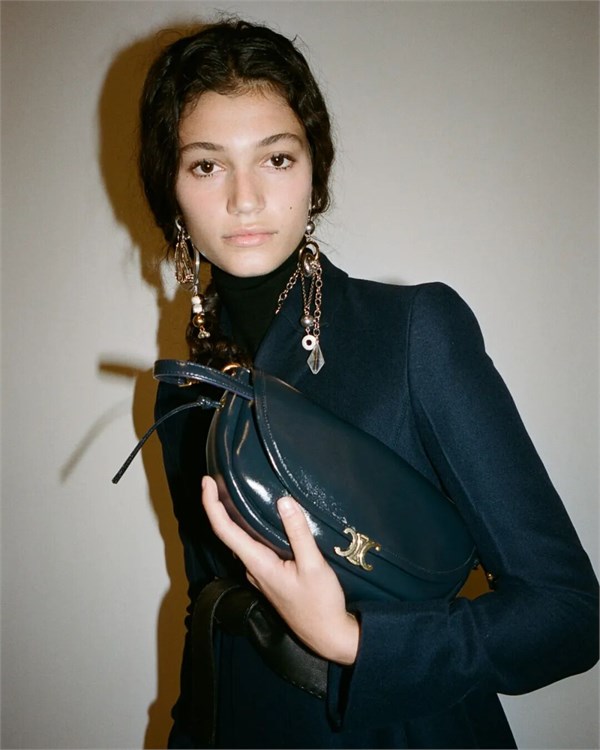 2026开年王炸包！CELINE Soft Triomphe Halfmoon：用「减法设计」重新定义高级时髦感