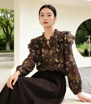 婕依妮：印花衬衫与长裙共舞，绘就春日诗意画卷
