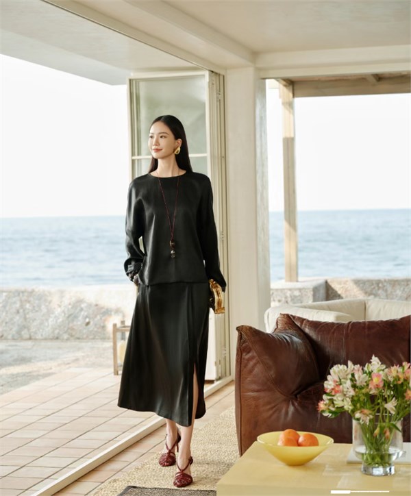 雅莹2026春季非遗香云纱系列：一袭华服，萃见东方至美