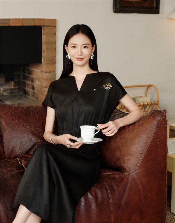 雅莹2026春季非遗香云纱系列：一袭华服，萃见东方至美