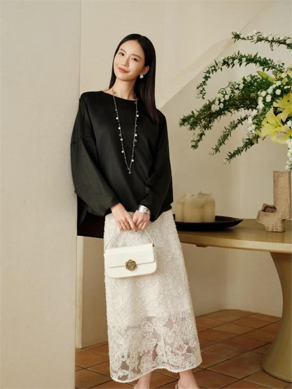 雅莹2026春季非遗香云纱系列：一袭华服，萃见东方至美