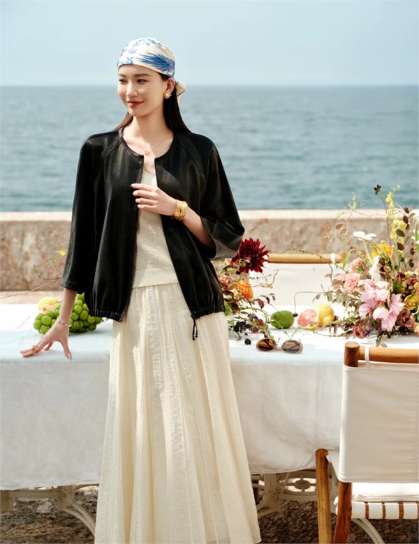 雅莹2026春季非遗香云纱系列：一袭华服，萃见东方至美