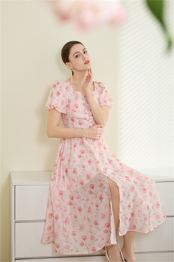 艾丽哲春夏季：V领碎花裙轻吟、方领长裙曼舞，西装勾勒高级序章