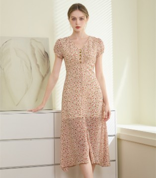 艾丽哲春夏季：V领碎花裙轻吟、方领长裙曼舞，西装勾勒高级序章