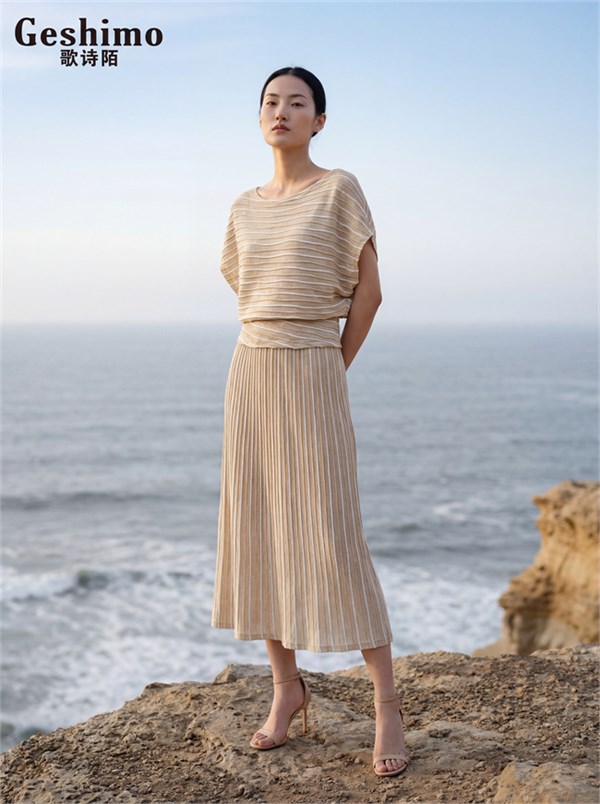 歌诗陌2026夏日焕新｜以一字肩的灵动、百褶裙的温柔，解锁轻熟女的减龄优雅方程式