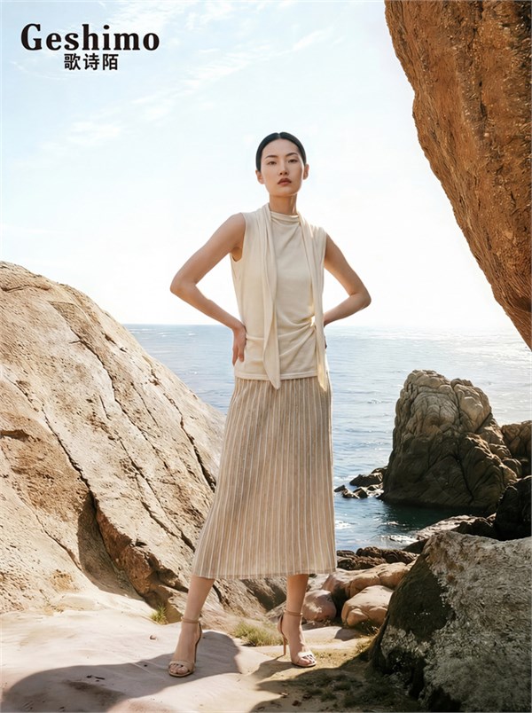 歌诗陌2026夏日焕新｜以一字肩的灵动、百褶裙的温柔，解锁轻熟女的减龄优雅方程式