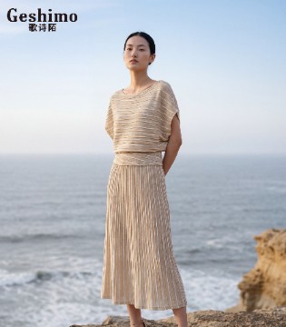 歌诗陌2026夏日焕新｜以一字肩的灵动、百褶裙的温柔，解锁轻熟女的减龄优雅方程式