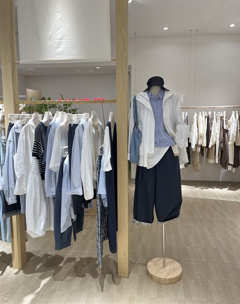 简与媄26春新章:蓝色绘就春之灵韵,黑色勾勒夜之深邃,咖色晕染大地温柔