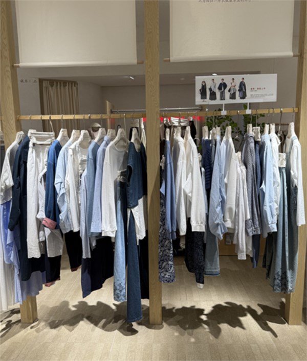 简与媄26春新章:蓝色绘就春之灵韵,黑色勾勒夜之深邃,咖色晕染大地温柔