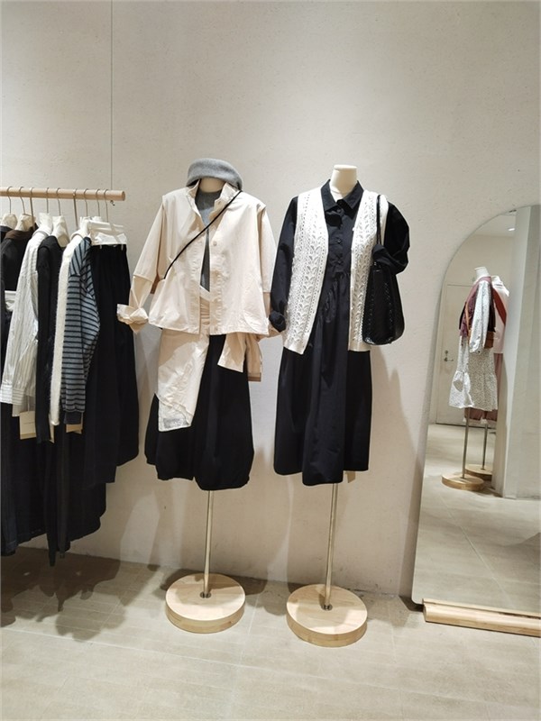 简与媄26春新章:蓝色绘就春之灵韵,黑色勾勒夜之深邃,咖色晕染大地温柔