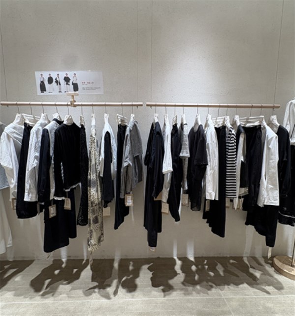 简与媄26春新章:蓝色绘就春之灵韵,黑色勾勒夜之深邃,咖色晕染大地温柔