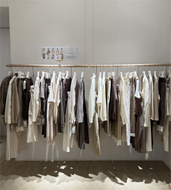 简与媄26春新章:蓝色绘就春之灵韵,黑色勾勒夜之深邃,咖色晕染大地温柔