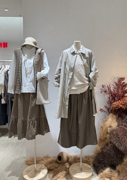 简与媄26春新章:蓝色绘就春之灵韵,黑色勾勒夜之深邃,咖色晕染大地温柔