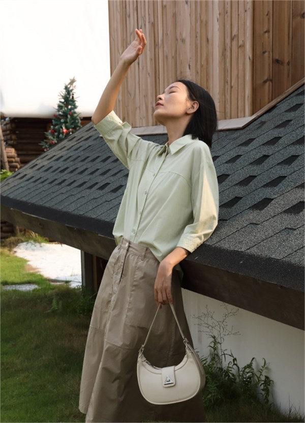 荣子原创2026春衬衫诗篇：白韵雅致，绿染生机，条纹诉情