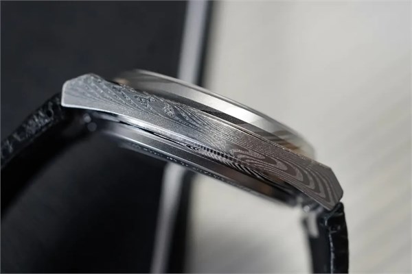 价格卷到8K，连大牌都忍不住下手了！这个小众材质强悍质感、自带野性元素，每一块都高端大上