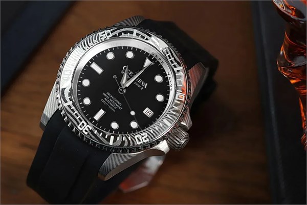 价格卷到8K，连大牌都忍不住下手了！这个小众材质强悍质感、自带野性元素，每一块都高端大上