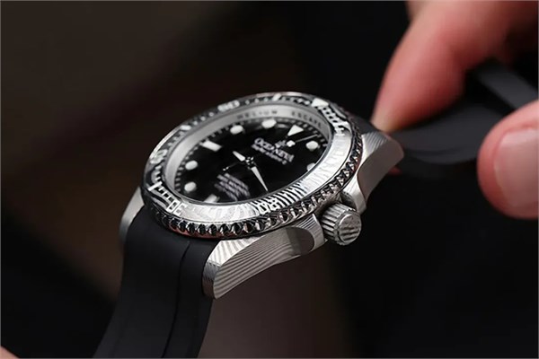 价格卷到8K，连大牌都忍不住下手了！这个小众材质强悍质感、自带野性元素，每一块都高端大上