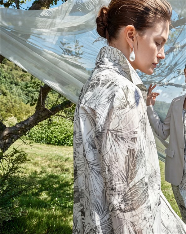 JESSIE杰西夏品：披一缕春风，邂逅印花、裙摆与西装雅韵